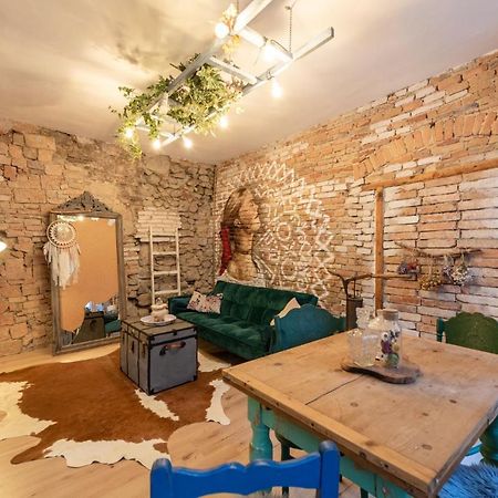 Accommodation At The Folklore Apartment Bratislava Buitenkant foto