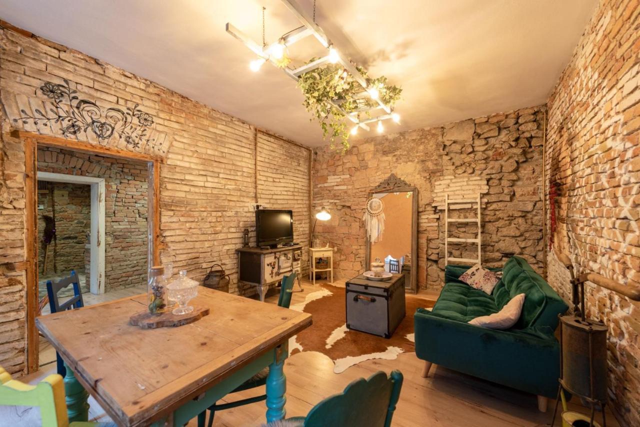 Accommodation At The Folklore Apartment Bratislava Buitenkant foto
