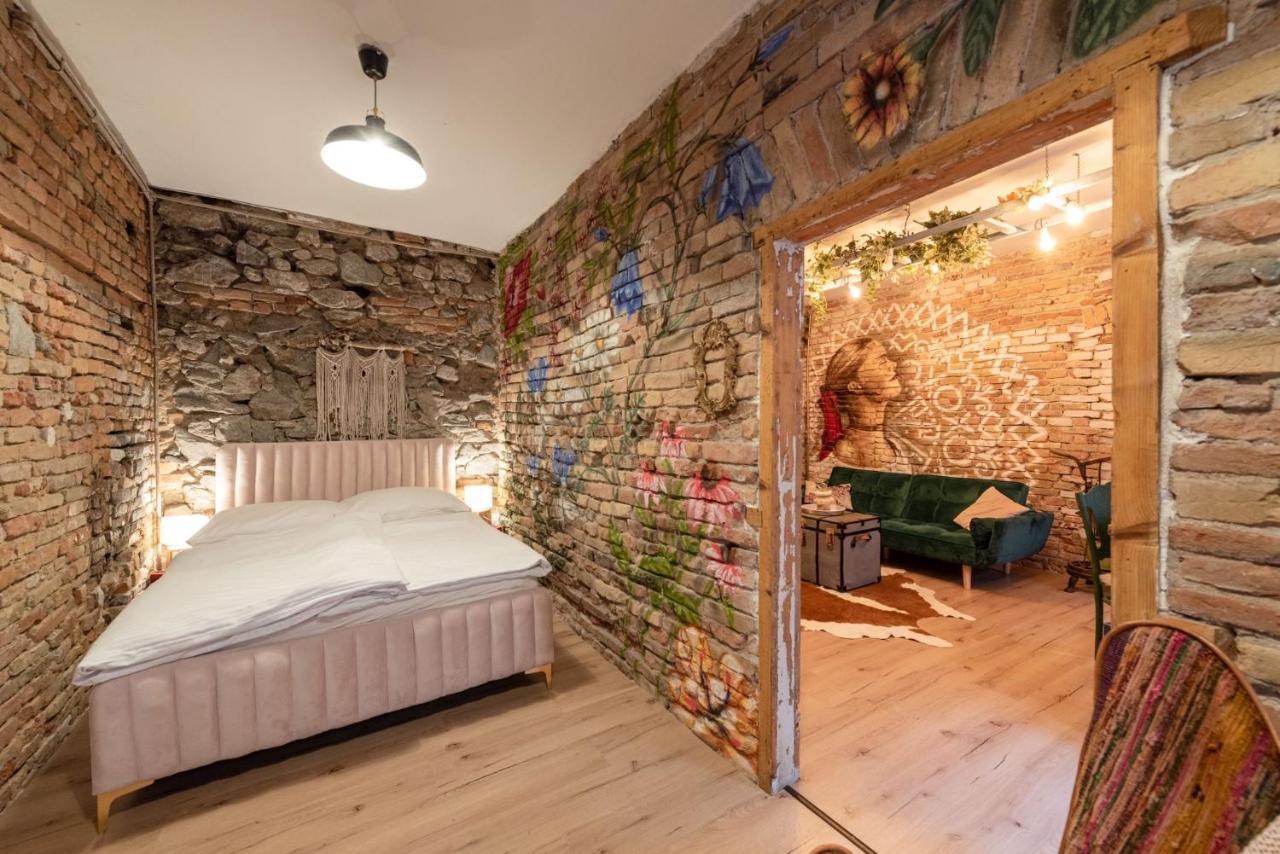 Accommodation At The Folklore Apartment Bratislava Buitenkant foto