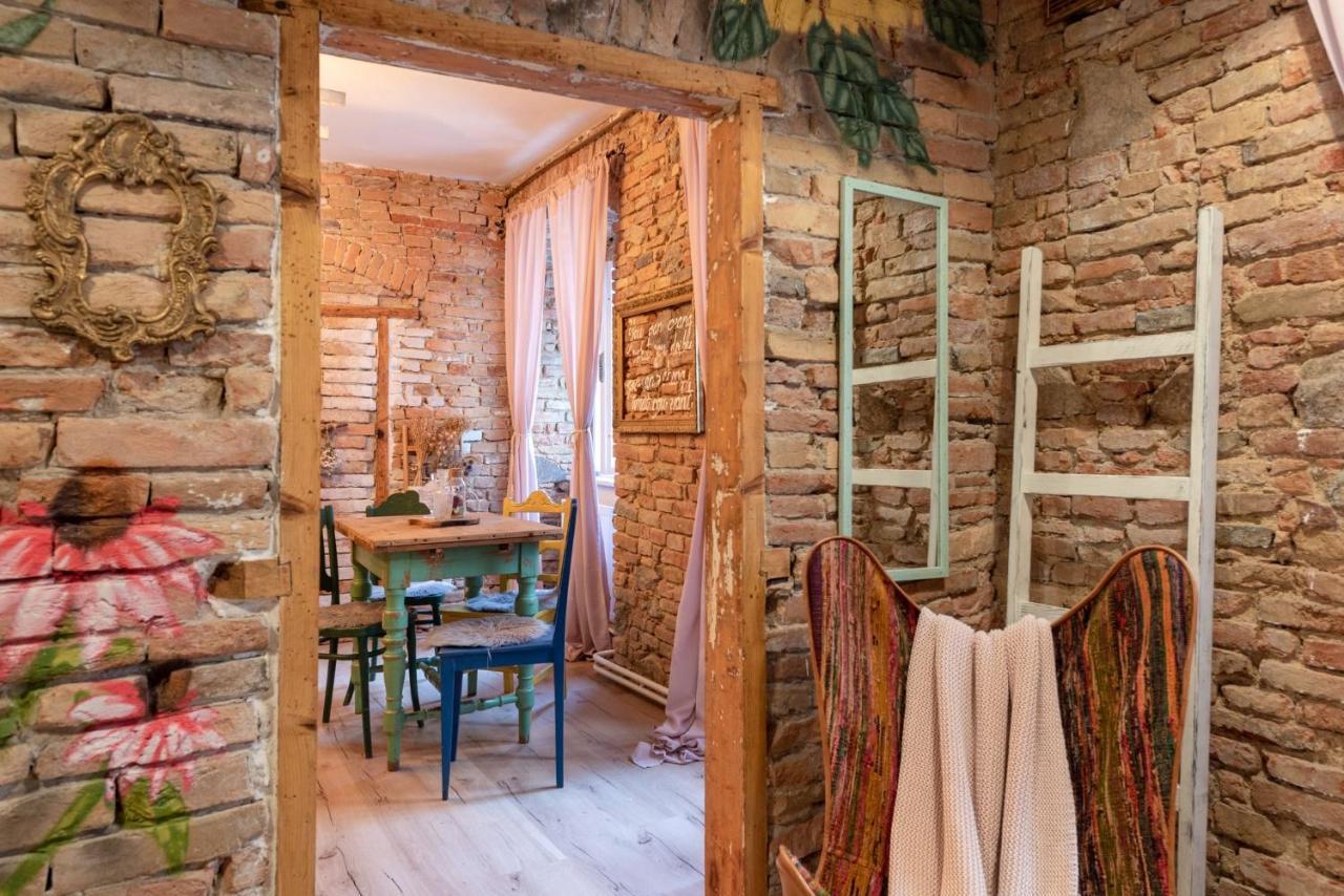 Accommodation At The Folklore Apartment Bratislava Buitenkant foto